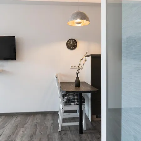 Apartment Black & White Ilmmunster